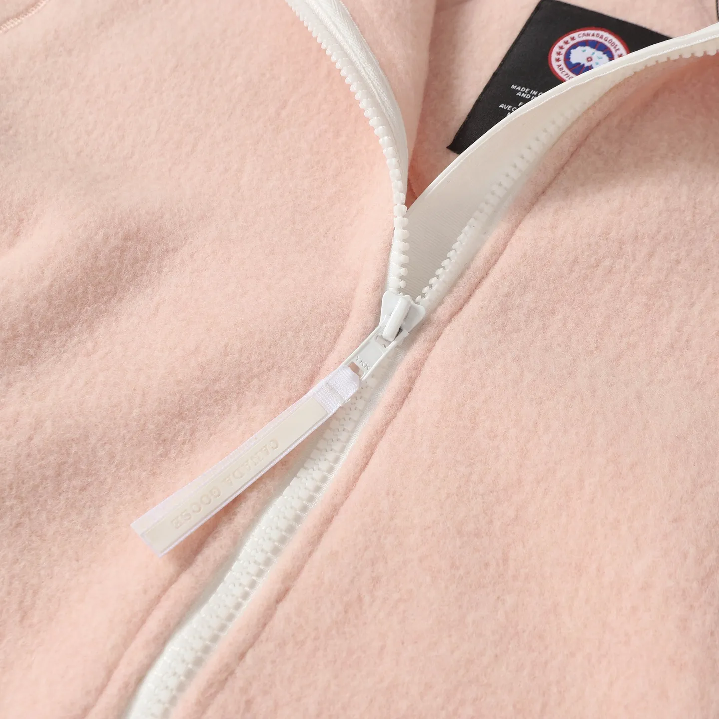 P620 Canada Goose/ Chilliwa series cashmere bomber jacket, exclusive customized wool fabric, containing 60% wool content! Super lightweight, soft and warm! The high-tech breathable space cotton liner makes the entire shape very stiff and soft, comfortable and lightweight at the same time. Breathable, soft, non-stuffy, lightweight, stylish, and non-deformable. The iconic double-stripe reflective strips are designed on the back of the collar and splicing. No detail is missed. The front placket allows you to easily cope with seasonal changes and calmly resist bad weather. High-density badges. All threaded accessories are customized. Loose fit and adjustable drawstring. Not bloated at all. Quite fashionable. It can be said to be a very unique design. This year's must-have style is for men and women. Size: S-L